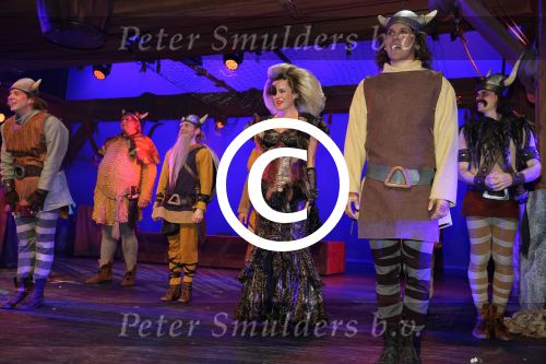 Rotterdam 9 augustus 2015
Edwin Smulders Johnny de Mol en Tomas v d Broek tijdens opnames van het rtl programma Down met Johnny. We gingen naar de premiere naar Wickie de Viking in het nieuwe Luxor. de cast Josje Huisman (Elza Eenoog/ Clodovea)
Remi de Smet (Wickie) 
Marleen van der Loo (Ilva) 
James Cooke (Tjurre) 
Steve Beirnaert (Snorre)
Jeroen Phaff (Vreselijke Sven)
Simon Zwiers (Halvar)
Menno KÃ¶hler (Faxe)
Joris Gootjes (Gorm)
Bas Timmers (Urobe)
Martine de Jager  (Greta)
Christophe Degelin (Piraat)
Remy Vetter (Piraat)