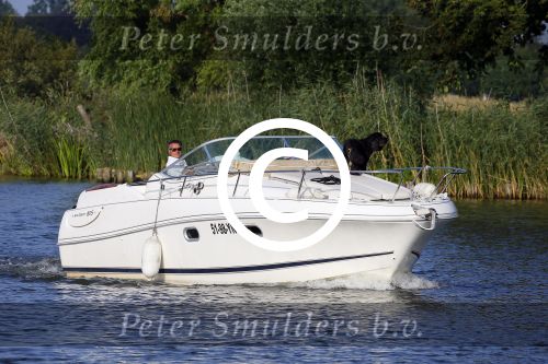 Nigtevecht 13 augustus 2015
Jurgen Smit en Milika Peterzon varen met hun boot en hond op de vecht.