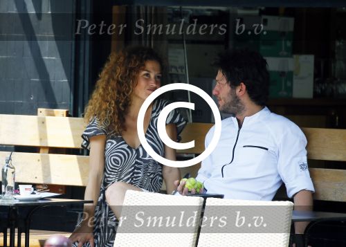 Amsterdam 2 juli 2015
Katja Schuurman met haar nieuwe vriend Freek v Noortwijk bij het restaurant waar hij werkt.