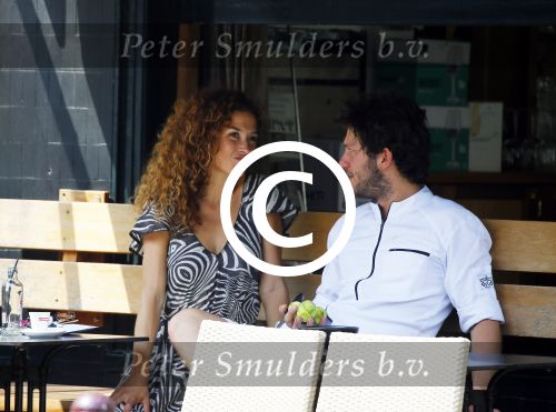 Amsterdam 2 juli 2015
Katja Schuurman met haar nieuwe vriend Freek v Noortwijk bij het restaurant waar hij werkt.