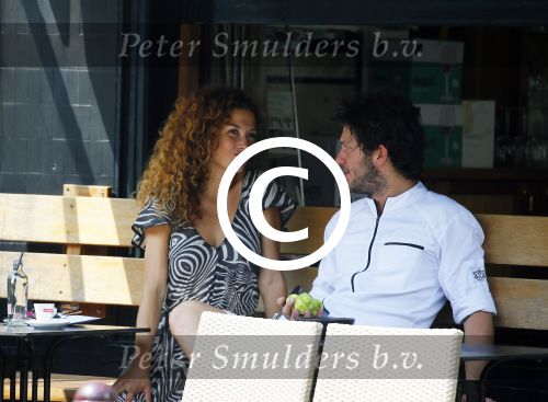 Amsterdam 2 juli 2015
Katja Schuurman met haar nieuwe vriend Freek v Noortwijk bij het restaurant waar hij werkt.