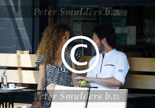 Amsterdam 2 juli 2015
Katja Schuurman met haar nieuwe vriend Freek v Noortwijk bij het restaurant waar hij werkt.