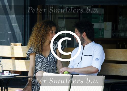 Amsterdam 2 juli 2015
Katja Schuurman met haar nieuwe vriend Freek v Noortwijk bij het restaurant waar hij werkt.
