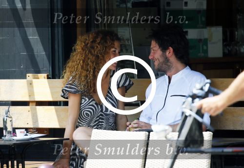 Amsterdam 2 juli 2015
Katja Schuurman met haar nieuwe vriend Freek v Noortwijk bij het restaurant waar hij werkt.