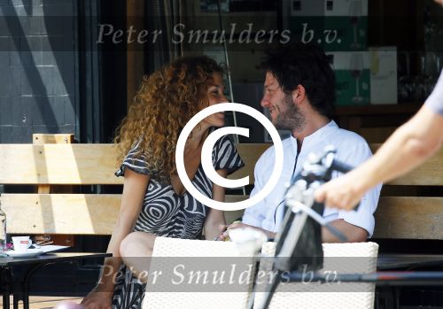 Amsterdam 2 juli 2015
Katja Schuurman met haar nieuwe vriend Freek v Noortwijk bij het restaurant waar hij werkt.
