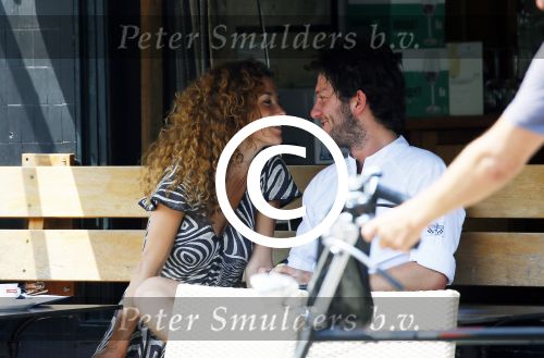 Amsterdam 2 juli 2015
Katja Schuurman met haar nieuwe vriend Freek v Noortwijk bij het restaurant waar hij werkt.