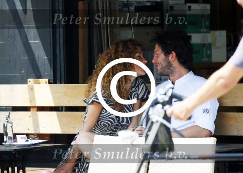 Amsterdam 2 juli 2015
Katja Schuurman met haar nieuwe vriend Freek v Noortwijk bij het restaurant waar hij werkt.