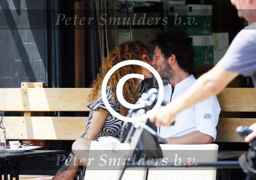 Amsterdam 2 juli 2015
Katja Schuurman met haar nieuwe vriend Freek v Noortwijk bij het restaurant waar hij werkt.