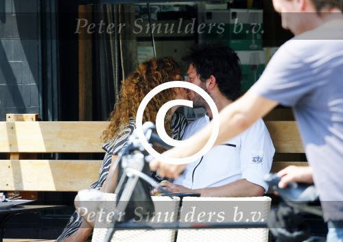 Amsterdam 2 juli 2015
Katja Schuurman met haar nieuwe vriend Freek v Noortwijk bij het restaurant waar hij werkt.