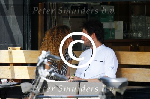 Amsterdam 2 juli 2015
Katja Schuurman met haar nieuwe vriend Freek v Noortwijk bij het restaurant waar hij werkt.