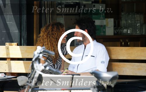Amsterdam 2 juli 2015
Katja Schuurman met haar nieuwe vriend Freek v Noortwijk bij het restaurant waar hij werkt.