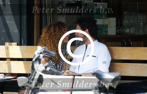 Amsterdam 2 juli 2015
Katja Schuurman met haar nieuwe vriend Freek v Noortwijk bij het restaurant waar hij werkt.
