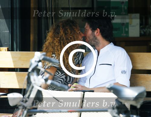 Amsterdam 2 juli 2015
Katja Schuurman met haar nieuwe vriend Freek v Noortwijk bij het restaurant waar hij werkt.