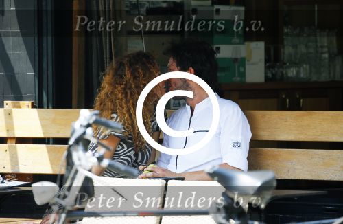 Amsterdam 2 juli 2015
Katja Schuurman met haar nieuwe vriend Freek v Noortwijk bij het restaurant waar hij werkt.
