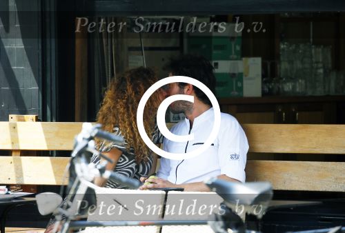 Amsterdam 2 juli 2015
Katja Schuurman met haar nieuwe vriend Freek v Noortwijk bij het restaurant waar hij werkt.