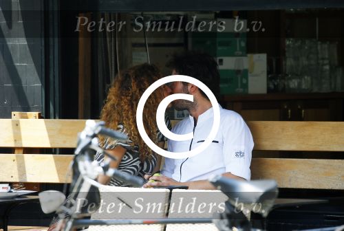 Amsterdam 2 juli 2015
Katja Schuurman met haar nieuwe vriend Freek v Noortwijk bij het restaurant waar hij werkt.