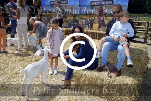 Amsterdam 10 juni 2015
Premiere Apenstreken bij kinderboederij in amsterdamse bos met oa Yvon Jaspers en Kim Lian v d Meij. Kim Lian v d Meij met man Daniel en kinderen