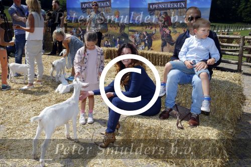 Amsterdam 10 juni 2015
Premiere Apenstreken bij kinderboederij in amsterdamse bos met oa Yvon Jaspers en Kim Lian v d Meij. Kim Lian v d Meij met man Daniel en kinderen