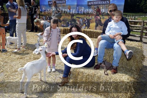 Amsterdam 10 juni 2015
Premiere Apenstreken bij kinderboederij in amsterdamse bos met oa Yvon Jaspers en Kim Lian v d Meij. Kim Lian v d Meij met man Daniel en kinderen