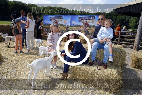 Amsterdam 10 juni 2015
Premiere Apenstreken bij kinderboederij in amsterdamse bos met oa Yvon Jaspers en Kim Lian v d Meij. Kim Lian v d Meij met man Daniel en kinderen