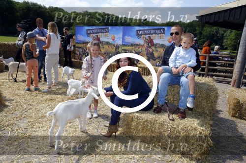 Amsterdam 10 juni 2015
Premiere Apenstreken bij kinderboederij in amsterdamse bos met oa Yvon Jaspers en Kim Lian v d Meij. Kim Lian v d Meij met man Daniel en kinderen