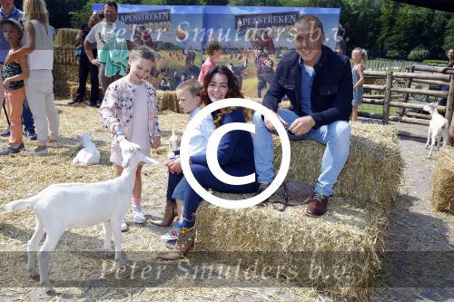 Amsterdam 10 juni 2015
Premiere Apenstreken bij kinderboederij in amsterdamse bos met oa Yvon Jaspers en Kim Lian v d Meij. Kim Lian v d Meij met man Daniel en kinderen