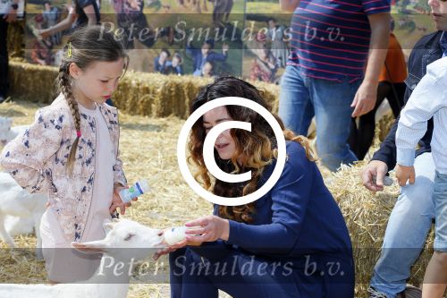 Amsterdam 10 juni 2015
Premiere Apenstreken bij kinderboederij in amsterdamse bos met oa Yvon Jaspers en Kim Lian v d Meij. Kim Lian v d Meij met man Daniel en kinderen