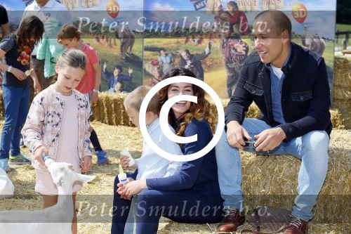 Amsterdam 10 juni 2015
Premiere Apenstreken bij kinderboederij in amsterdamse bos met oa Yvon Jaspers en Kim Lian v d Meij. Kim Lian v d Meij met man Daniel en kinderen