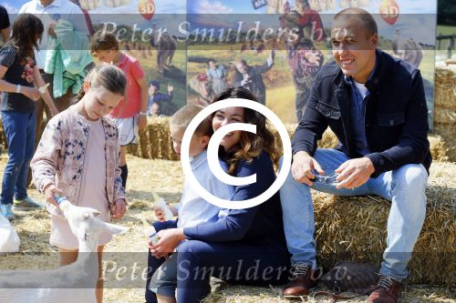 Amsterdam 10 juni 2015
Premiere Apenstreken bij kinderboederij in amsterdamse bos met oa Yvon Jaspers en Kim Lian v d Meij. Kim Lian v d Meij met man Daniel en kinderen