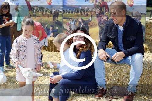 Amsterdam 10 juni 2015
Premiere Apenstreken bij kinderboederij in amsterdamse bos met oa Yvon Jaspers en Kim Lian v d Meij. Kim Lian v d Meij met man Daniel en kinderen