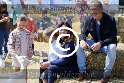 Amsterdam 10 juni 2015
Premiere Apenstreken bij kinderboederij in amsterdamse bos met oa Yvon Jaspers en Kim Lian v d Meij. Kim Lian v d Meij met man Daniel en kinderen