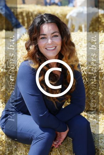 Amsterdam 10 juni 2015
Premiere Apenstreken bij kinderboederij in amsterdamse bos met oa Yvon Jaspers en Kim Lian v d Meij. Kim Lian v d Meij met man Daniel en kinderen