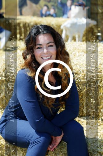 Amsterdam 10 juni 2015
Premiere Apenstreken bij kinderboederij in amsterdamse bos met oa Yvon Jaspers en Kim Lian v d Meij. Kim Lian v d Meij met man Daniel en kinderen