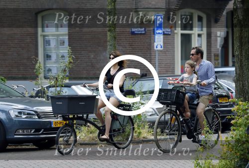 Amsterdam 2 juli 2015  
Kim v Kooten met Jacob Derwig en dochter op fiets