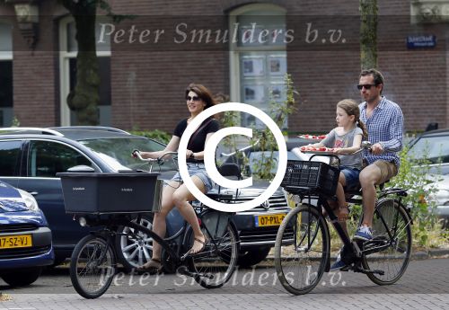 Amsterdam 2 juli 2015  
Kim v Kooten met Jacob Derwig en dochter op fiets