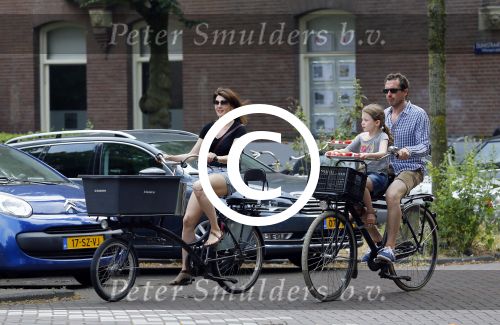 Amsterdam 2 juli 2015  
Kim v Kooten met Jacob Derwig en dochter op fiets