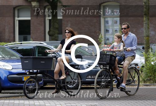Amsterdam 2 juli 2015  
Kim v Kooten met Jacob Derwig en dochter op fiets