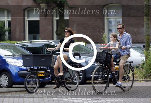 Amsterdam 2 juli 2015  
Kim v Kooten met Jacob Derwig en dochter op fiets