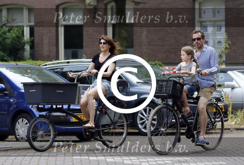 Amsterdam 2 juli 2015  
Kim v Kooten met Jacob Derwig en dochter op fiets