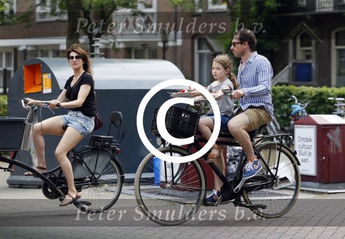 Amsterdam 2 juli 2015  
Kim v Kooten met Jacob Derwig en dochter op fiets