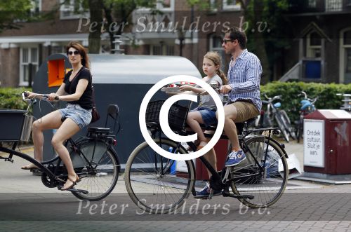Amsterdam 2 juli 2015  
Kim v Kooten met Jacob Derwig en dochter op fiets