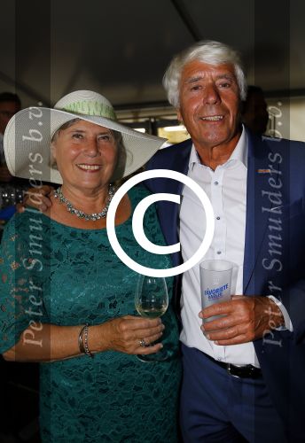 Haarzuilens 17 juni 2015
Haringparty op kasteel de Haar. Klaas Wilting met vrouw