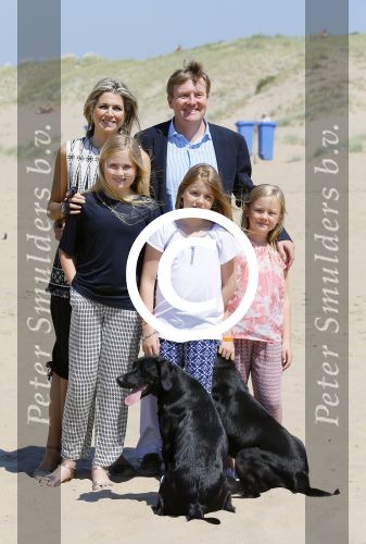 Wassenaar 10 juli 2015
Fotouurtje met Koningin Maxima Koning Willem Alexander en de prinsesjes Amalia Alexia en Ariane op het strand van Wassenaar.