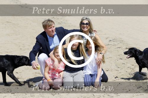 Wassenaar 10 juli 2015
Fotouurtje met Koningin Maxima Koning Willem Alexander en de prinsesjes Amalia Alexia en Ariane op het strand van Wassenaar.