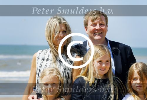 Wassenaar 10 juli 2015
Fotouurtje met Koningin Maxima Koning Willem Alexander en de prinsesjes Amalia Alexia en Ariane op het strand van Wassenaar.