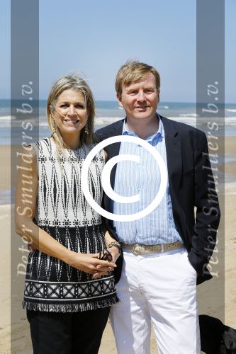 Wassenaar 10 juli 2015
Fotouurtje met Koningin Maxima Koning Willem Alexander en de prinsesjes Amalia Alexia en Ariane op het strand van Wassenaar.