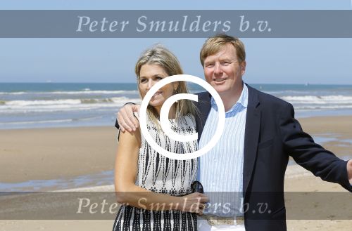 Wassenaar 10 juli 2015
Fotouurtje met Koningin Maxima Koning Willem Alexander en de prinsesjes Amalia Alexia en Ariane op het strand van Wassenaar.