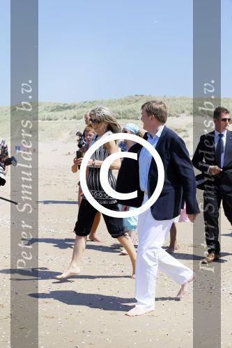 Wassenaar 10 juli 2015
Fotouurtje met Koningin Maxima Koning Willem Alexander en de prinsesjes Amalia Alexia en Ariane op het strand van Wassenaar.