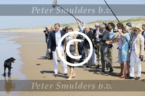 Wassenaar 10 juli 2015
Fotouurtje met Koningin Maxima Koning Willem Alexander en de prinsesjes Amalia Alexia en Ariane op het strand van Wassenaar.