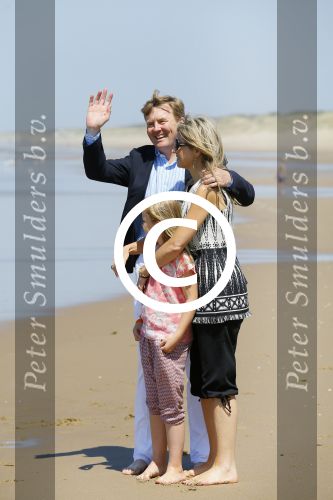 Wassenaar 10 juli 2015
Fotouurtje met Koningin Maxima Koning Willem Alexander en de prinsesjes Amalia Alexia en Ariane op het strand van Wassenaar.